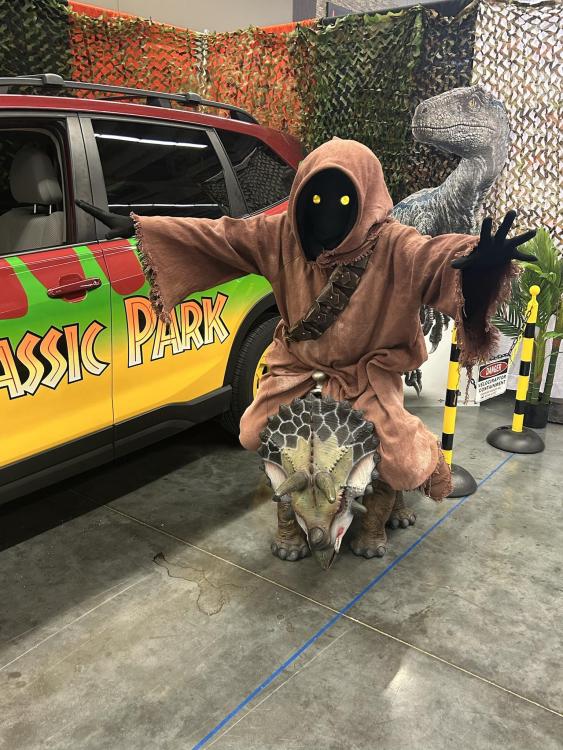 jawa with Ceratops.jpeg